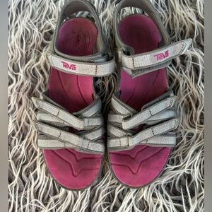 Teva Tirra Girls Sporty Strappy Sandals, Big Girl Size 4 Silver Pink Adjustable